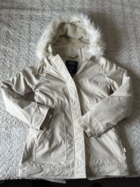 Hollister Women's Cream Faux-Fur Hooded Parka Jacket